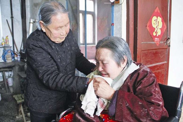 
Bà Sun Yincong (trái) đã chăm sóc con dâu bị liệt gần 27 năm. Ảnh: China Daily
