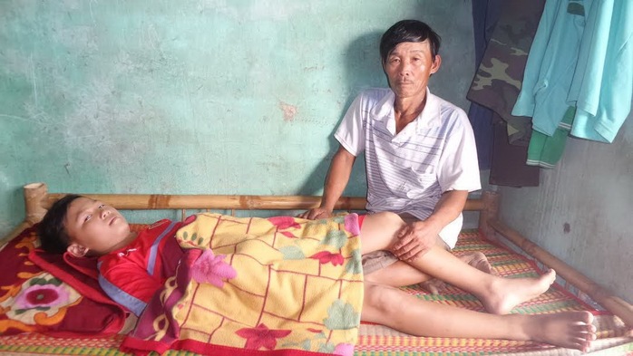 
Em Trần Hữu Mạnh bị ung thư xương (ảnh trên) và cháu Trần Bảo Như bị ung thư máu đang điều trị tại bệnh viện
