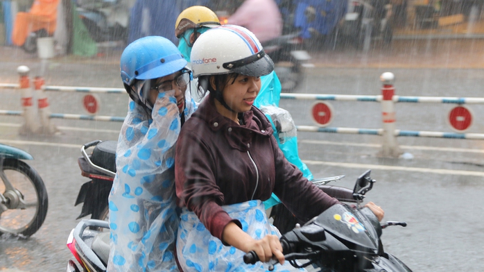
Sáng thứ hai, nhiều người đi làm, đi học trong cảnh mưa ướt, nước ngập và kẹt xe.
