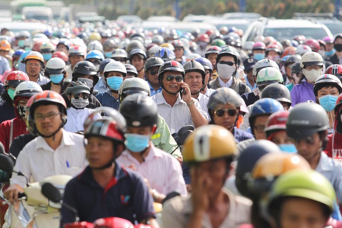 
Sáng 26-10, lượng xe ô tô di chuyển từ các khu đô thị ở quận 2 ra xa lộ Hà Nội quá nhiều đã khiến đoạn trước Vincom Mega Mall Thảo Điền đến gần Cầu Sài Gòn ùn tắc nghiêm trọng
