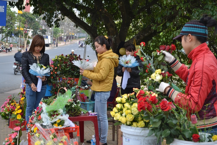 
So với mọi năm, tại các ngã 4 gần trường học, sinh viên bán hoa rất nhiều. Nhưng năm này thì vắng bóng bởi khan hiếm và giá tăng cao nên bán ra không có lời.
