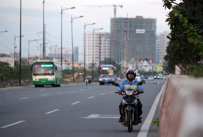 Tại khu vực giao lộ Phạm Văn Đồng - đường 25, xe máy thường xuyên cắt mặt ô tô, chạy vào làn đường trong cùng để chuẩn bị rẽ trái. Trong ảnh: Một người đàn ông chạy lẻ loi trong làn đường ô tô trong cùng.