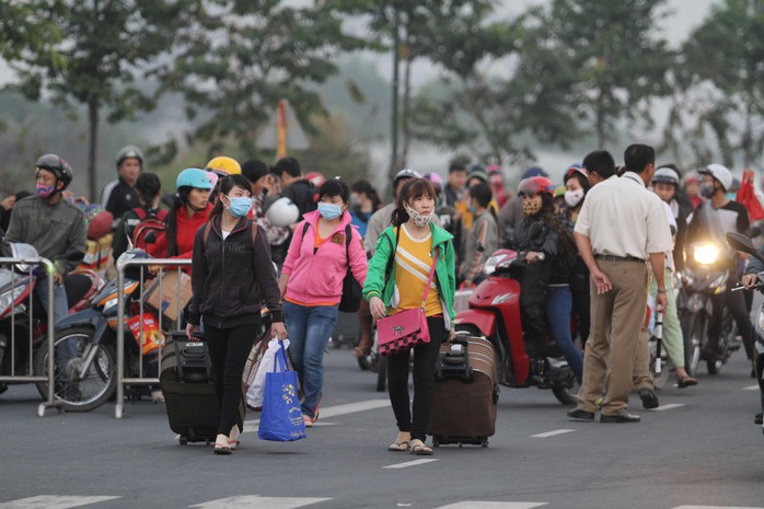 
Công nhân tại TP HCM về quê ăn Tết. Họ mong muốn được nghỉ dài ngày sau một năm làm việc vất vả Ảnh: HOÀNG TRIỀU
