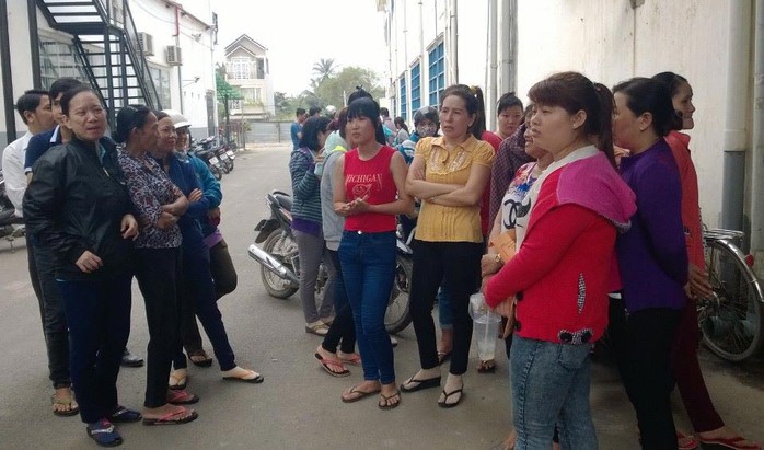 Công nhân tập trung trước cổng Công ty TNHH Bum Huyn Việt Nam yêu cầu gặp ban giám đốc