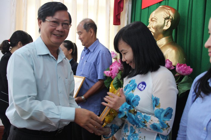 
Ông Lý Ngọc Sơn, Phó Ban Chính sách - Pháp luật LĐLĐ TP HCM, trao giấy khen cho các tập thể xuất sắc
