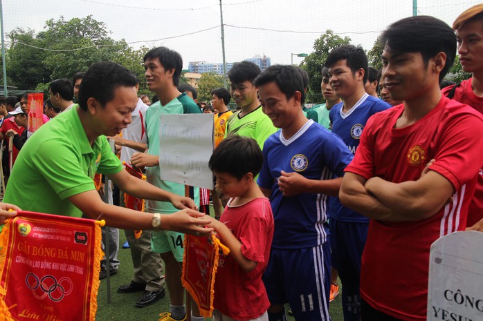 
Ông Nguyễn Thành Đô, Chủ tịch Công đoàn các KCX-KCN TP HCM, tặng cờ lưu niệm cho các đội bóng dự giải
