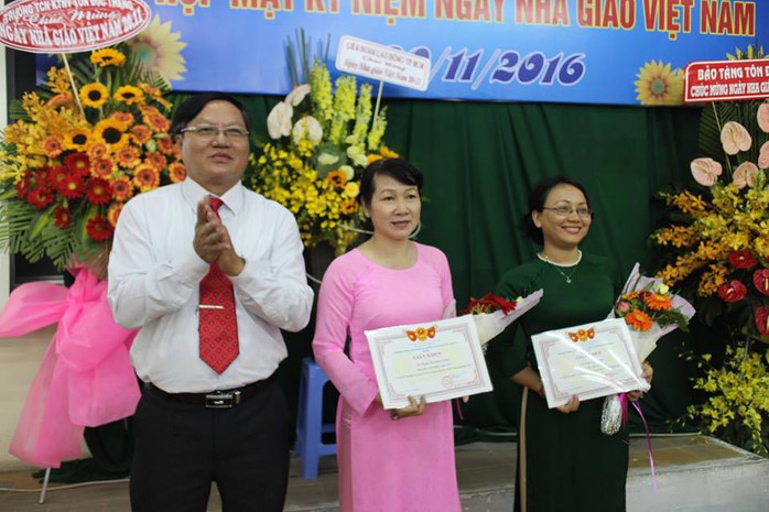 Thầy Hà Hữu Sang, Giám đốc Trung tâm Giáo dục thường xuyên Tôn Đức Thắng, tặng giấy khen cho các giáo viên đạt thành tích giảng dạy tốt