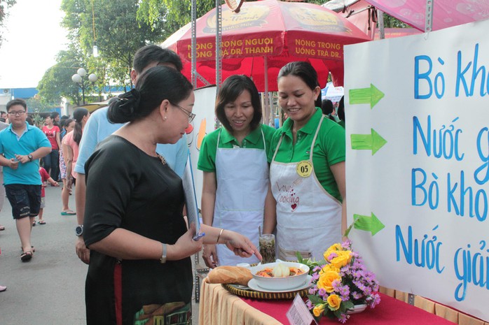 Bà Nguyễn Thị Thu Thảo, Phó Ban Nữ công LĐLĐ TP, chấm điểm các gian hàng