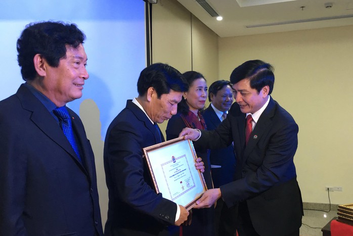 Chủ tịch Tổng LĐLĐ Việt Nam Bùi Văn Cường trao kỷ niệm chương vì sự nghiệp xây dựng tổ chức Công đoàn cho các cá nhân của Bộ Văn hóa - Thể thao và Du lịch