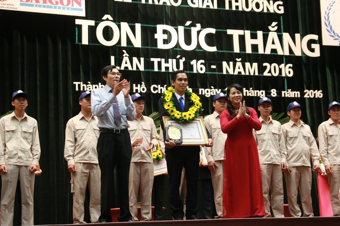
Bà Trần Kim Yến (bên phải), Chủ tịch LĐLĐ TP HCM, trao Giải thưởng Tôn Đức Thắng cho các kỹ sư ưu tú
