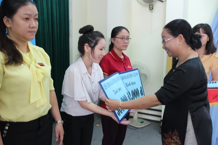 
Bà Nguyễn Thị Thu Thảo, Phó Ban Nữ công LĐLĐ TP HCM, trao quà cho nữ cán bộ Công đoàn có hoàn cảnh khó khăn Ảnh: HỒNG ĐÀO
