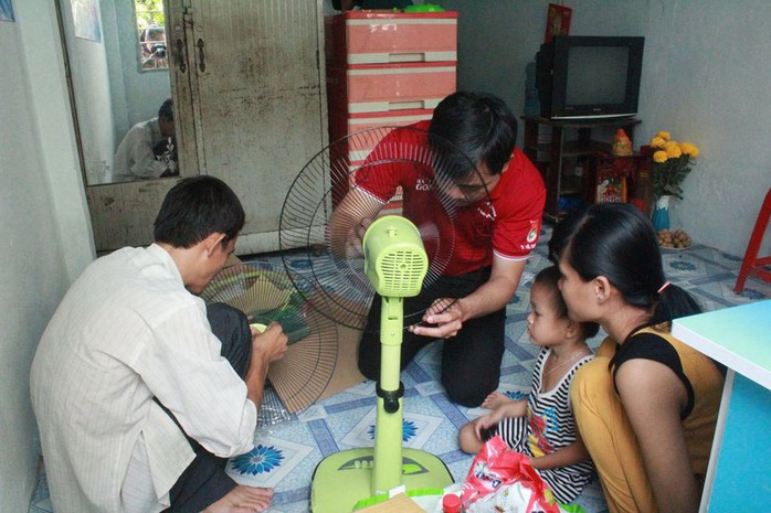 Nhân viên Trung tâm Hỗ trợ thanh niên công nhân TP HCM lắp ráp quạt cho gia đình công nhân nhận “Căn phòng mơ ước”