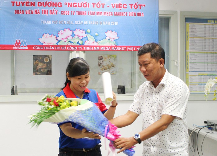 
Ông Trần Đoàn Trung, Phó Chủ tịch LĐLĐ TP HCM, trao thư khen và tặng quà lưu niệm cho chị Hà Thị Bẩy
