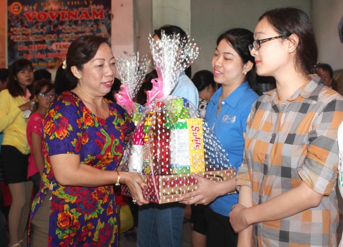 
Bà Võ Thị Minh Phượng, Phó Ban Nữ công LĐLĐ TP HCM,trao quà cho nữ công nhân có hoàn cảnh khó khăn
