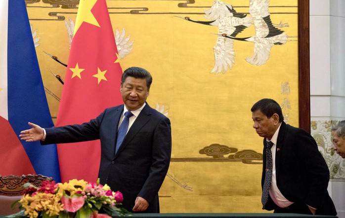 
Chủ tịch Trung Quốc Tập Cận Bình và Tổng thống Philippines Rodrigo Duterte trong chuyến thăm Bắc Kinh. Ảnh: AP
