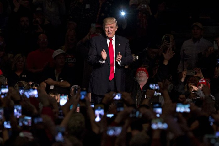 
Ông Trump tại cuộc tuần hành ở bang Iowa hôm 8-12. Ảnh: Bloomberg
