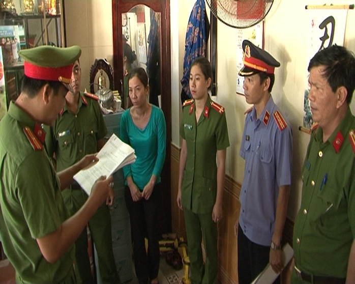 
Đối tượng Trang (thứ 3 từ trái qua) bị cơ quan công an bắt tạm giam

