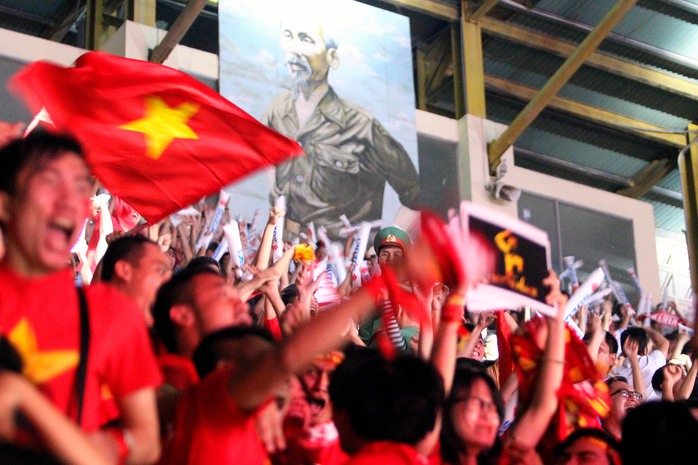 
Cả sân vận động như vỡ òa khi Vũ Minh Tuấn gỡ hòa 2-2 cho Đội tuyển Việt Nam
