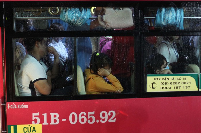 
Nhiều hành khách tỏ ra mệt mỏi khi xe bus không lưu thông được
