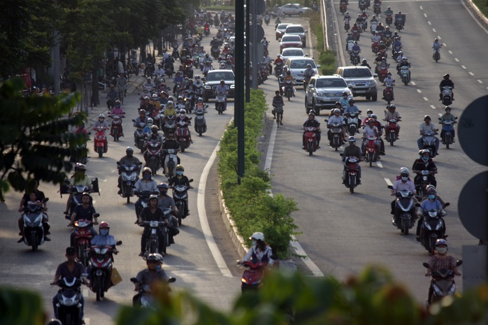 Ngày 23-4, Sở Giao thông Vận tải TP HCM cho phép xe máy lưu thông vào một làn phần đường dành cho ôtô đoạn từ nút giao Nguyễn Thái Sơn (quận Gò Vấp) đến đường số 38 (quận Thủ Đức) trong giờ cao điểm, từ 6 giờ - 8 giờ và 16 giờ - 19 giờ hằng ngày.