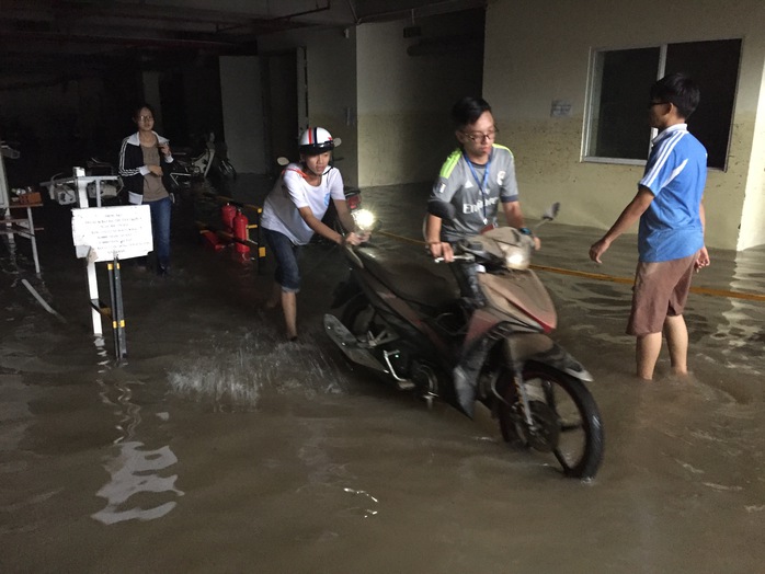 
Tuy nhiên những chiếc xe vẫn tiếp tục được các bạn sinh viên giúp nhau đưa ra khỏi hầm.
