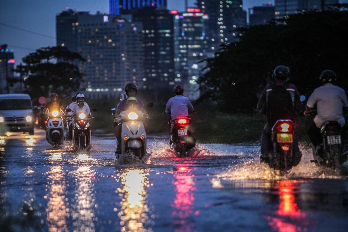 
Mặc dù trời không mưa nhưng tuyến đường Lương Định Của, quận 2 cũng ngập nặng
