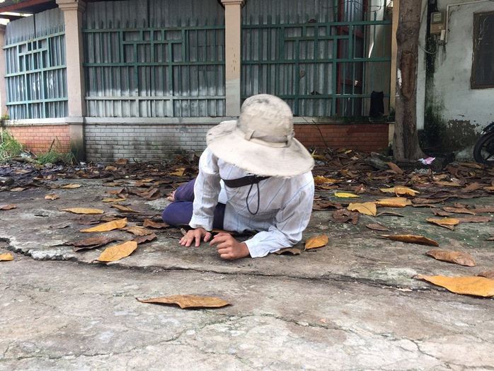 
Phóng viên Báo Người Lao Động đang học lê lết dưới sự chỉ dẫn của T.V.D và mua “đồ nghề” để giả nhà sư Ảnh: Quốc Chiến

