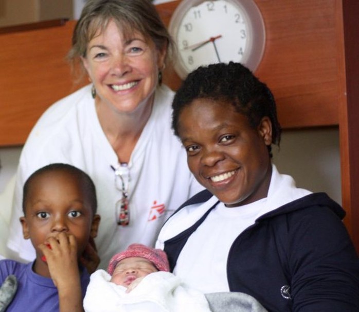 
Bé Newman Otas cùng mẹ và nữ hộ sinh Jonquil Nicholl. Ảnh: Twitter, MSF

