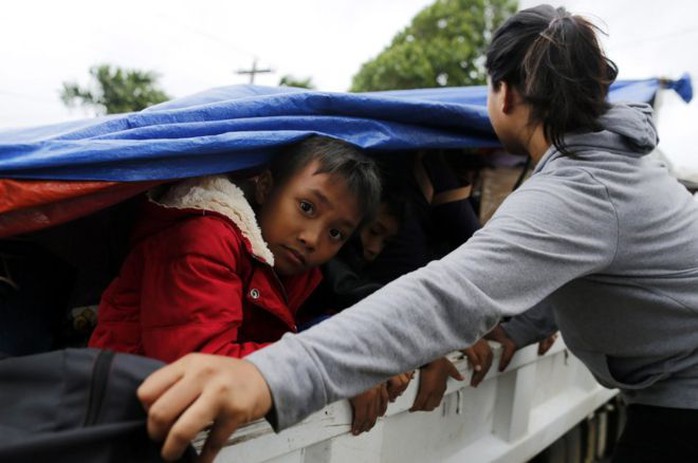 
Hàng chục ngàn người Philippines sơ tán trước bão Haima. Ảnh: EPA
