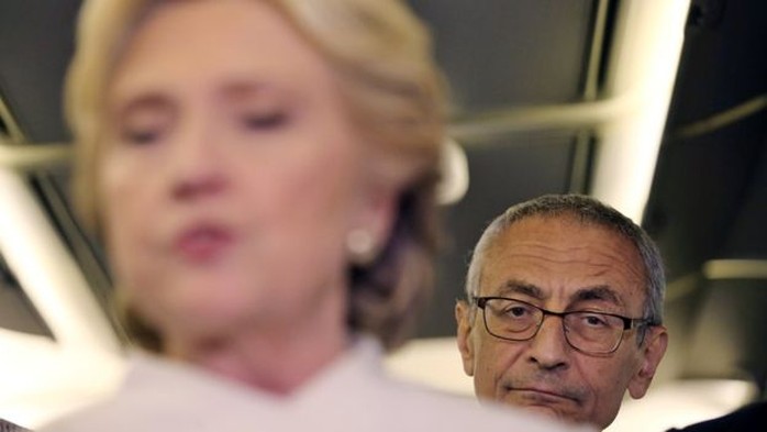 Email của ông John Podesta, người đứng đầu ê-kíp tranh cử của bà Clinton, bị rò rỉ trên Wikileaks. Ảnh: Reuters