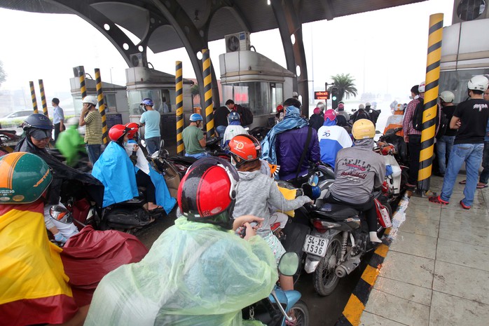 
Dù đang mặc áo mưa nhưng nhiều người không dám tiếp tục ra đường vì mưa quất vào mặt, vào mắt không thể làm chủ được tầm nhìn
