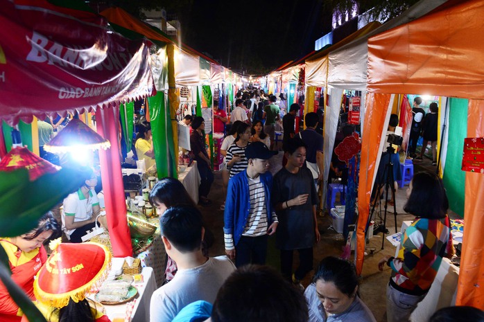 Khu chợ kinh doanh đủ loại mặt hàng mà giới trẻ quan tâm, từ quần áo, giày dép, hàng lưu niệm đến ẩm thực khắp mọi miền.