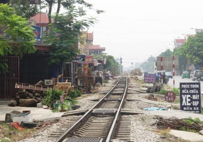 
Hiện trường nơi người đàn ông hành nghề xe ôm bị tàu hỏa tông chết tại chỗ
