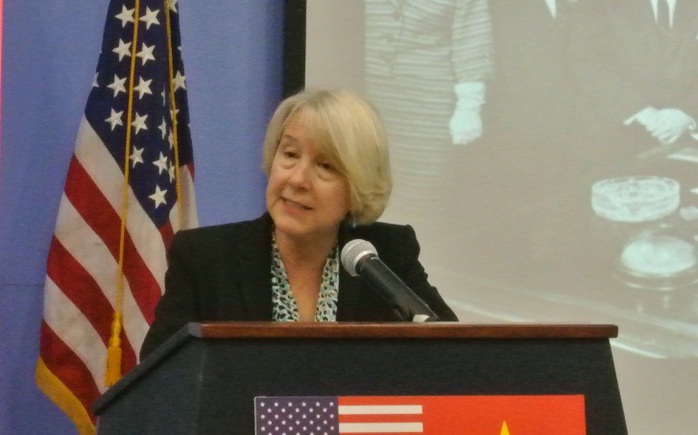 Giám đốc Peace Corps (Chương trình Hoà bình của Mỹ), bà Carrie Hessler-Radelet, trò chuyện với học sinh, sinh viên tại Hà Nội