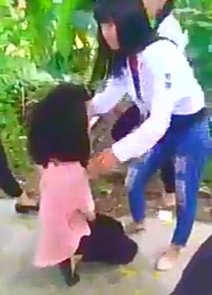 
Nữ sinh bị bắt quỳ xin lỗi - Ảnh cắt từ clip
