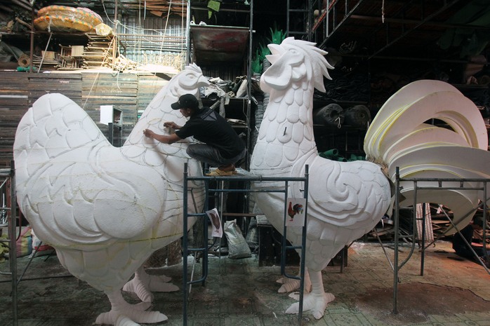 
Biểu tượng linh vật của năm Đinh Dậu được đặt ở vị trí trung tâm với gà trống cao 3,5m, gà mái cao 2,8m và 15 chú gà con cao 0,6m.
