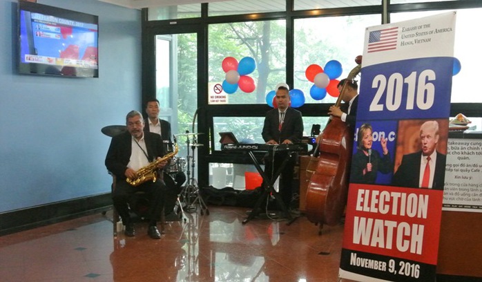 
Ban nhạc trình diễn tại Đại sứ quán Mỹ ngày bầu cử
