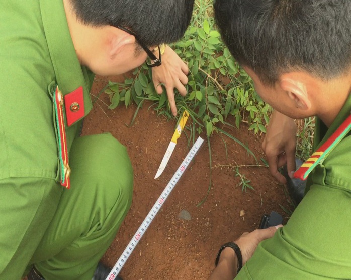 
Con dao Thái lan mà Nguyên dùng để đâm chết Phương bị vứt lại hiện trường
