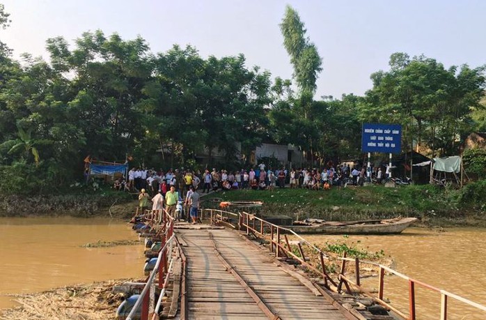 
Hiện trường vụ tai nạn chết thương tâm trên cầu phao Vồm ở Thanh Hóa
