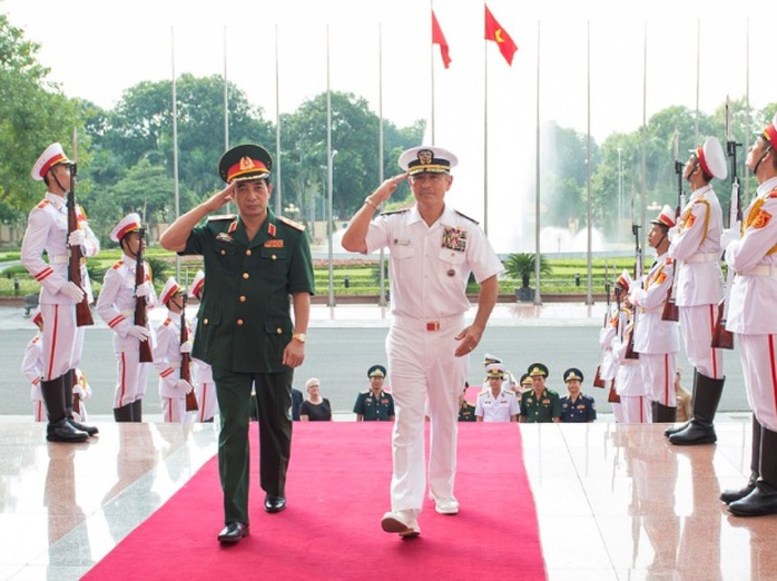 Trung tướng Phan Văn Giang, Tổng Tham mưu trưởng Quân đội Nhân dân Việt Nam, Thứ trưởng Bộ Quốc phòng (bìa trái), và Đô đốc Harry B. Harris, Jr., Tư lệnh Bộ Tư lệnh Thái Bình Dương Mỹ, trong cuộc gặp tại Bộ Quốc phòng Việt Nam - Ảnh: Đại sứ quán Mỹ