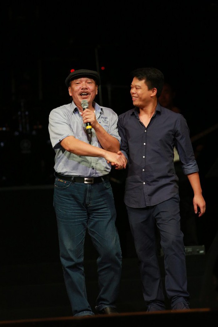 
Nhạc sĩ Trần Tiến lên sân khấu bắt tay nhạc sĩ trẻ Hồng Kiên vì những bản phối tuyệt vời khiến ông gai người
