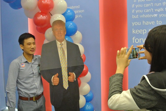 
Chụp ảnh với hình ảnh ứng cử viên Donald Trump
