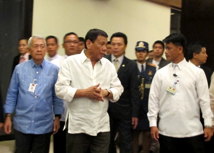 Tổng thống Philippines, ông Rodrigo Duterte cùng đoàn đại biểu đi vào khán phòng