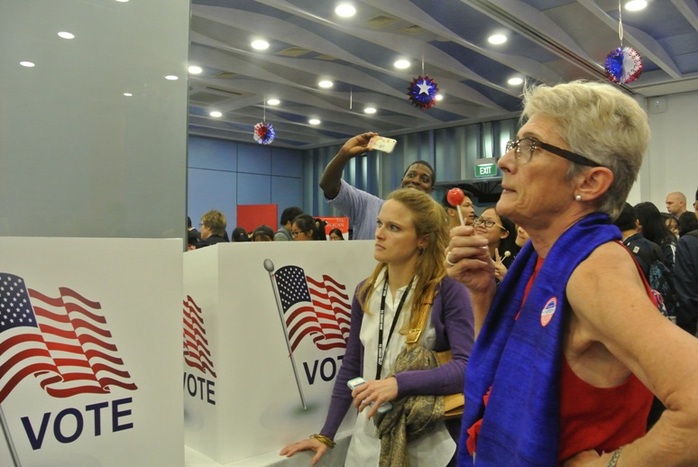 
Người Mỹ tại Hà Nội cũng đến Đại sứ quán chăm chú theo dõi cập nhật kết quả bầu cử
