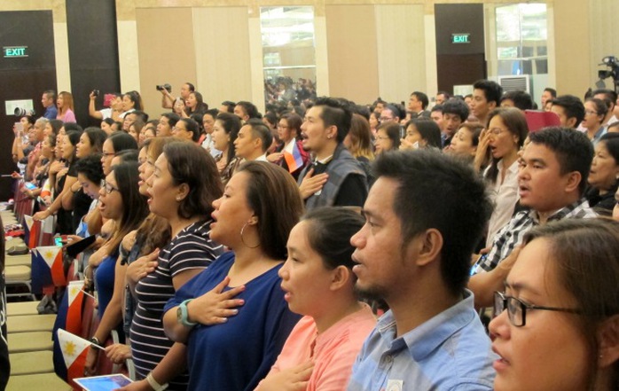 Người dân Philippines cất vang lời hát quốc ca