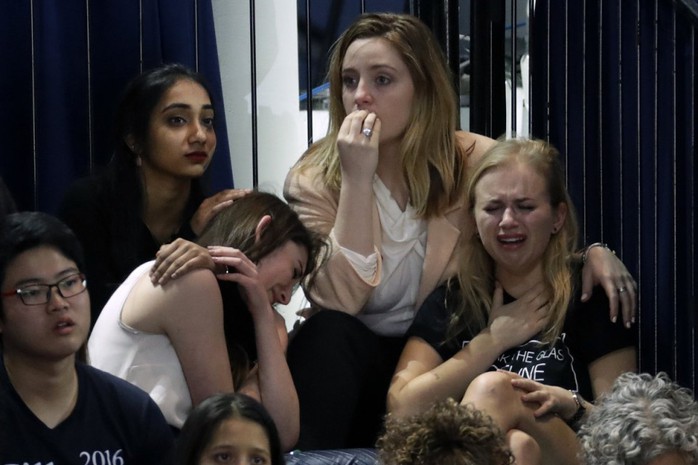 Những người ủng hộ bà Clinton khóc sau kết quả bầu cử tại TP New York. Ảnh: AP