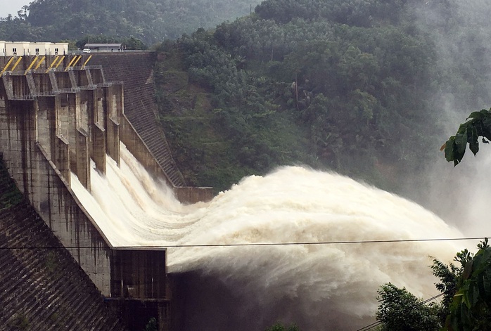 
3 thủy điện ở tỉnh Quảng Nam đang xả lũ, trong đó thủy điện Đắk Mi 4 xả với lưu lượng từ 900 đến 2.400 m3/s từ 14 giờ chiều 2-11
