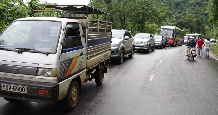 Vụ tai nạn khiến giao thông trên đèo Bảo Lộc tê liệt nhiều giờ.