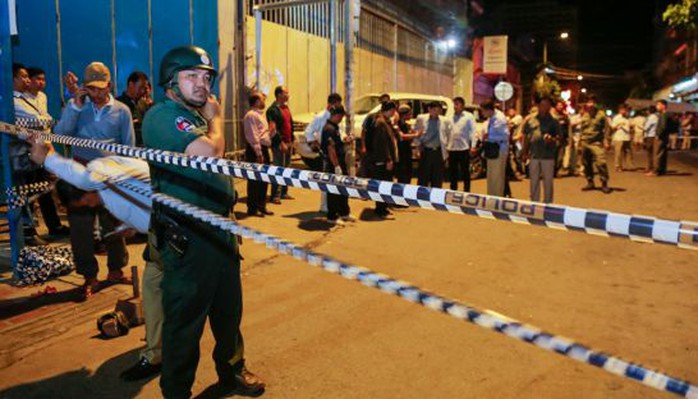 
Cảnh sát Campuchia điều tra hiện trường vụ nổ lựu đạn tối 6-9. Ảnh: Siv Channa, Heng Chivoan
