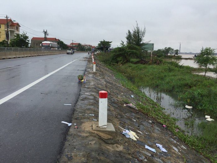 Mương nước cạnh Quốc lộ 1A, nơi phát hiện thi thể hai thanh niên 